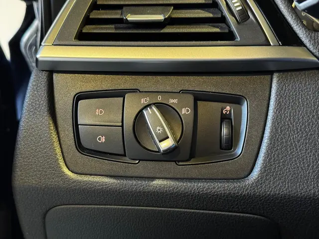 BMW 3 Serie 318i Executive 2017 Benzine 31