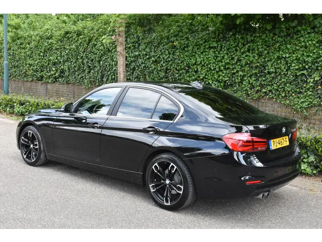 BMW 3 Serie 320i Corporate Lease Executive 2017 Benzine 4