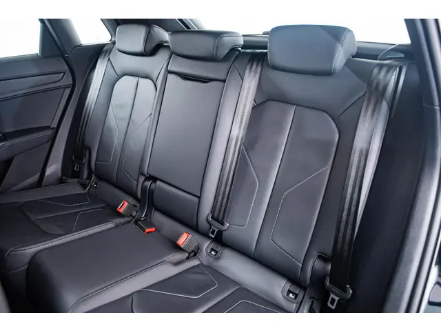 Audi Q3 45 TFSI e S edition 2022 Hybride Benzine 33