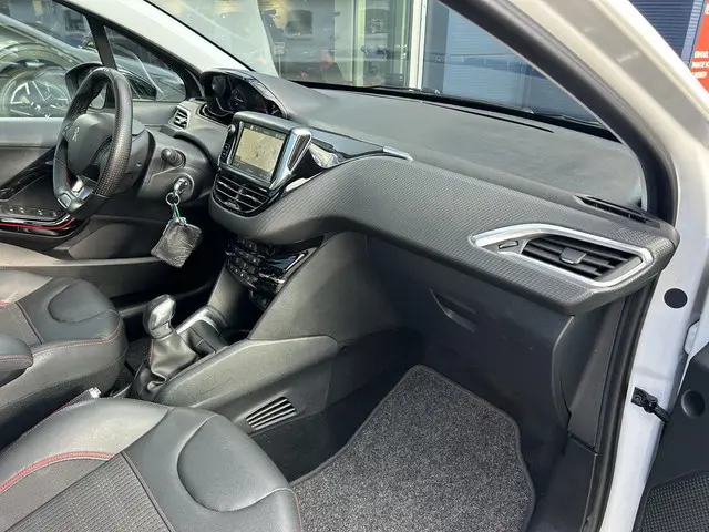 Peugeot 208 1.2 Turbo 110PK GT-line 2018 Benzine 23