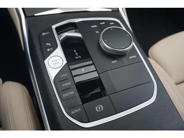 BMW 3 Serie Touring 330e xDrive 2022 Hybride Benzine 12