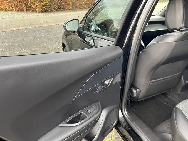 Peugeot 2008 1.2 Hybrid 145 Allure 2025 Hybride Benzine 13