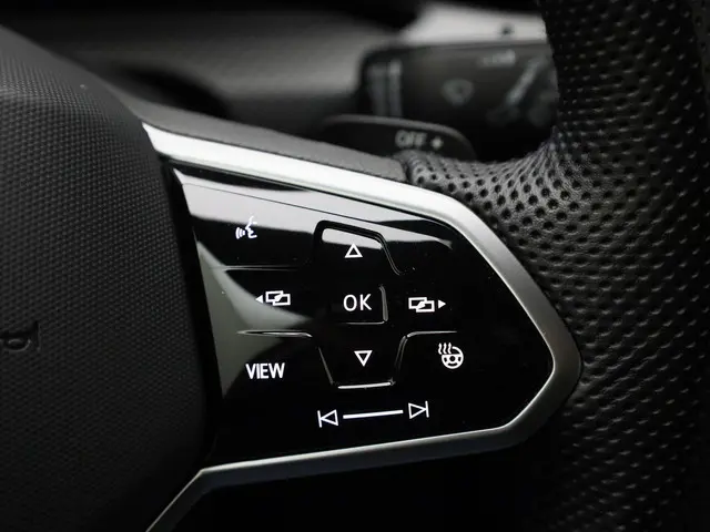 Volkswagen Golf 1.5 eTSI 130pk DSG R-Line 2024 Benzine 18