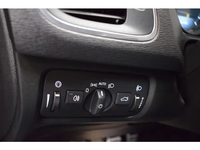 Volvo V40 T3 150pk R-Design 2015 Benzine 13