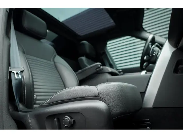 Land Rover Discovery 3.0 D250 R-Dynamic SE 2024 Diesel 18