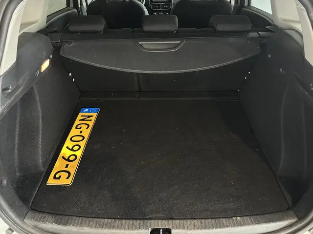 Renault Clio Estate 0.9 TCe Limited 2017 Benzine 9