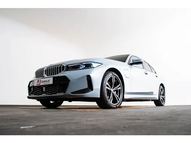 BMW 3 Serie 330e 2025 Hybride Benzine 27