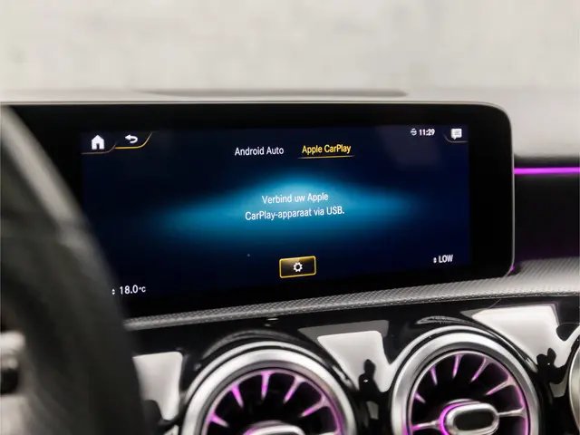 Mercedes-Benz A-Klasse 180 AMG Sport 2019 Benzine 32