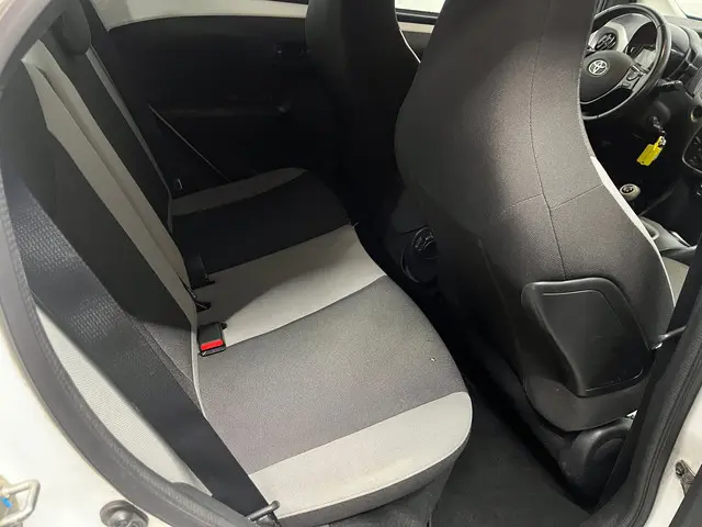 Toyota Aygo 1.0 VVT-i x-play - Schade 2015 Benzine 18