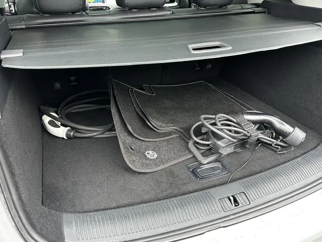 MG EHS 1.5 TGDI Luxury 2023 Hybride Benzine 8