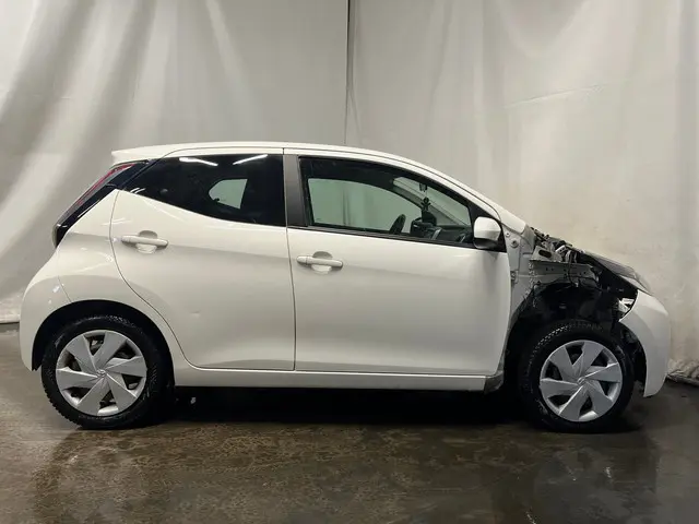 Toyota Aygo 1.0 VVT-i x-play - Schade 2015 Benzine 6