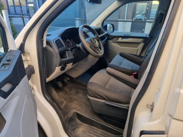 Volkswagen Transporter 2.0 TDI L2H1 2018 Diesel 2