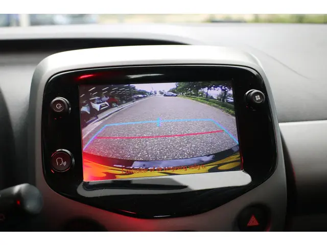 Toyota Aygo 1.0 VVT-i x-play limited 2019 Benzine 16