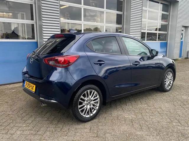 Mazda 2 3
