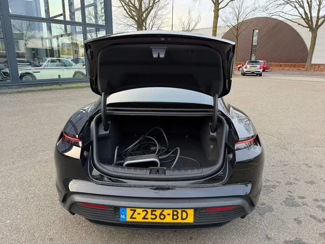 Porsche Taycan Performance 84 kWh 2023 Elektrisch 9
