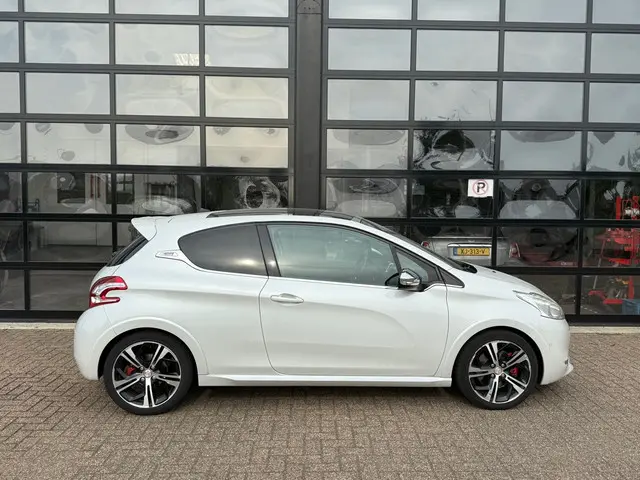 Peugeot 208 1.6 THP GTi 2014 Benzine 6