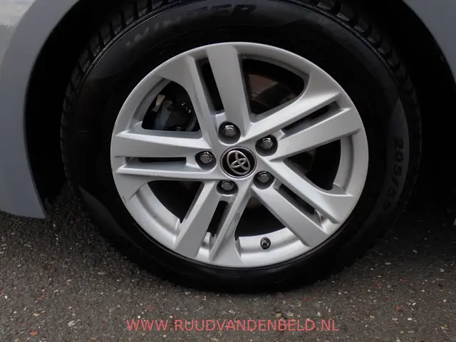 Toyota Corolla 1.8 Hybrid Business 2021 Hybride Benzine 8