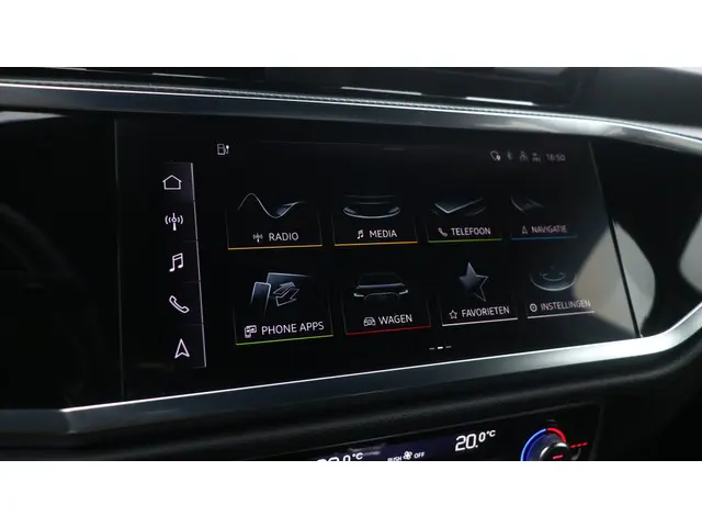 Audi Q3 45 TFSI e S edition 2025 Hybride Benzine 18