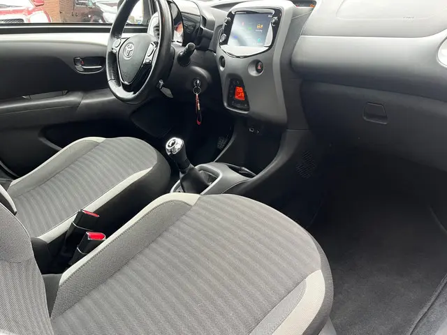 Toyota Aygo 1.0 VVT-i x-joy , 2e eigenaar 2019 Benzine 9