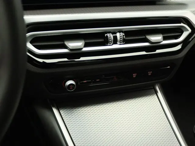 BMW 3 Serie Sedan 330e 2024 Hybride Benzine 18