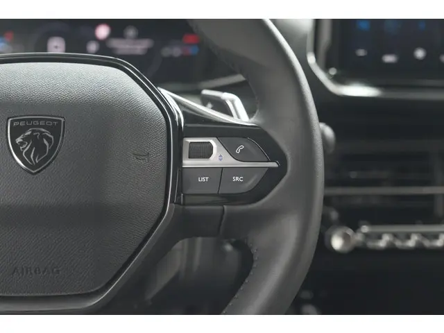Peugeot 208 Hybrid 100 e-DCS6 Allure 2024 Benzine 35