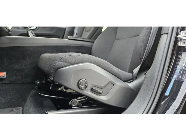 Volvo XC60 2.0 B4 Momentum 2021 Benzine 32