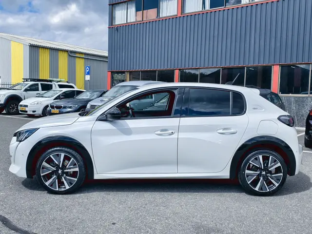 Peugeot 208 1.2 PureTech GT Pack 2022 Benzine 2