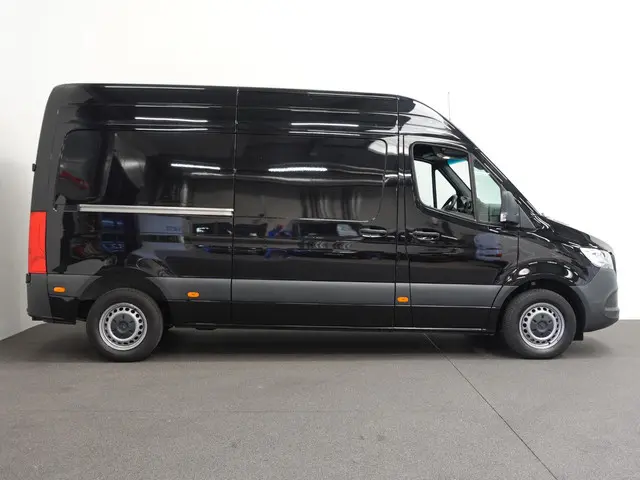 Mercedes-Benz Sprinter L2H2 2022 Diesel 43