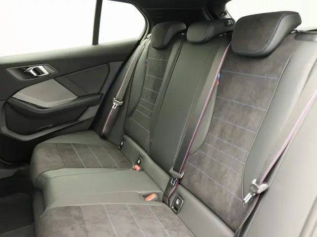 BMW 1 Serie 5-deurs M135i xDrive 2025 Benzine 23