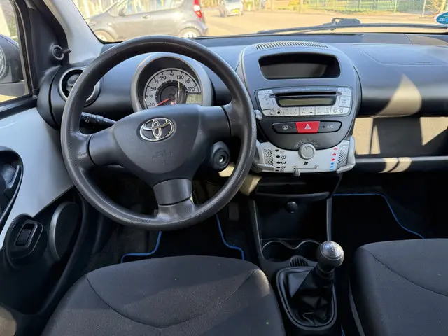 Toyota Aygo 1.0 VVT-i Now 2014 Benzine 10