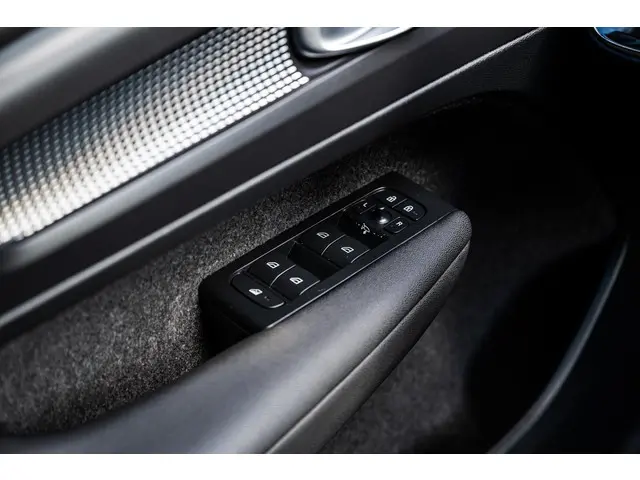 Volvo XC40 2.0 B4 R-Design 2022 Benzine 25