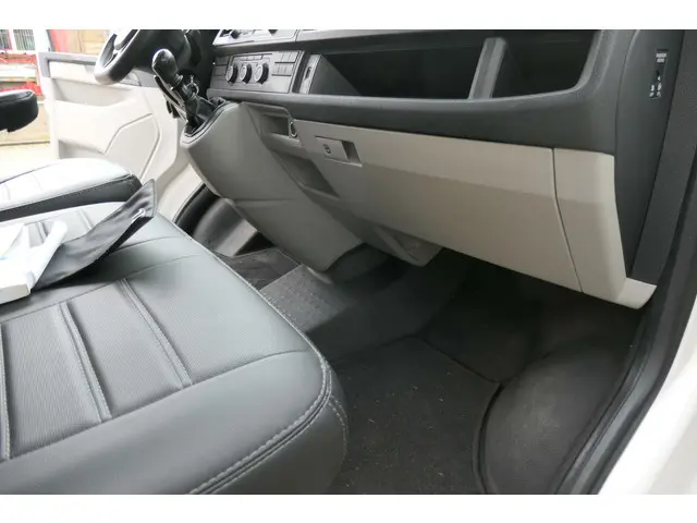 Volkswagen Transporter 2.0 TDI L2H1 Highline 2015 Diesel 26