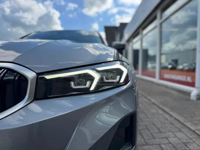 BMW 3 Serie Touring 318i 2023 Benzine 47