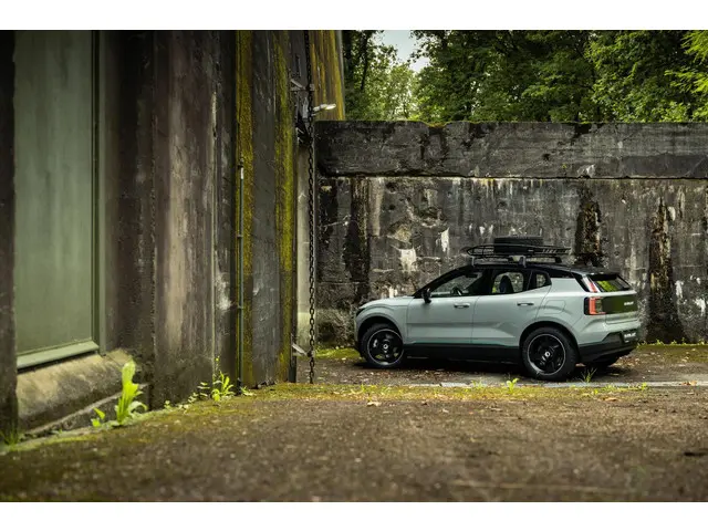 Volvo EX30 Extended Range Plus 2025 Elektrisch 39