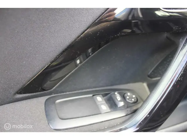 Peugeot 208 1.2 PURET. BLUE LION NAVI-CRUISE 2017 Benzine 4