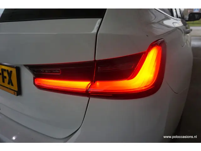 BMW 3 Serie Touring 318i Exec 2020 Benzine 16