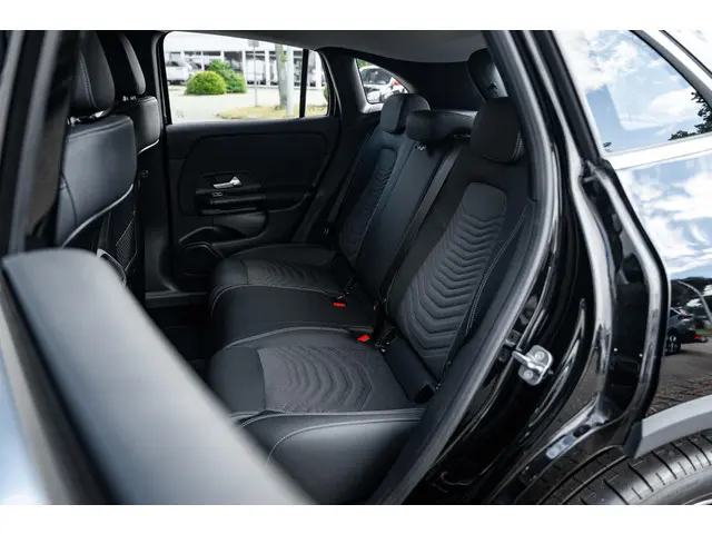 Mercedes-Benz GLA 180 Business Line 2023 Benzine 23