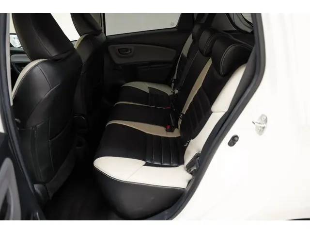 Toyota Yaris 1.3 VVT-i[5-Deurs Leder Navi] 2016 Benzine 10