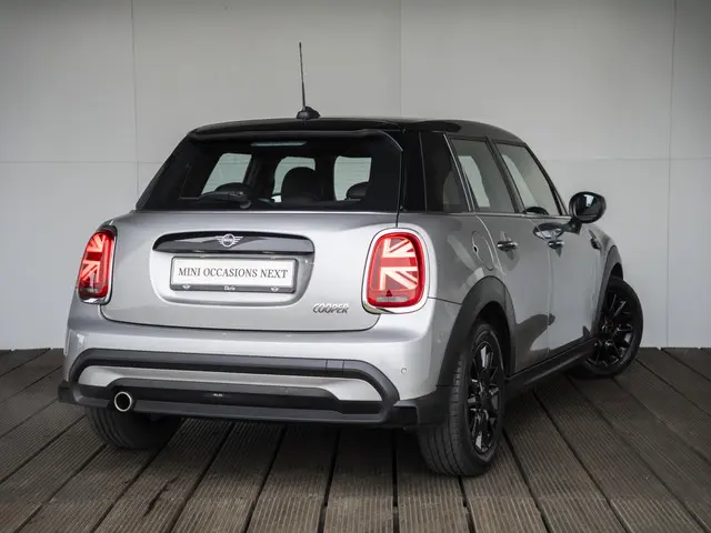 MINI 5-Deurs Cooper Aut. 2023 Benzine 2
