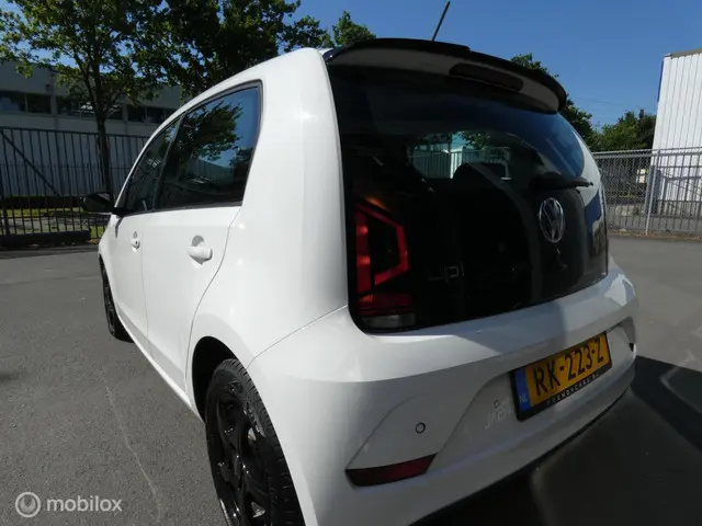 Volkswagen up! 1.0 BMT move up! 2017 Benzine 17