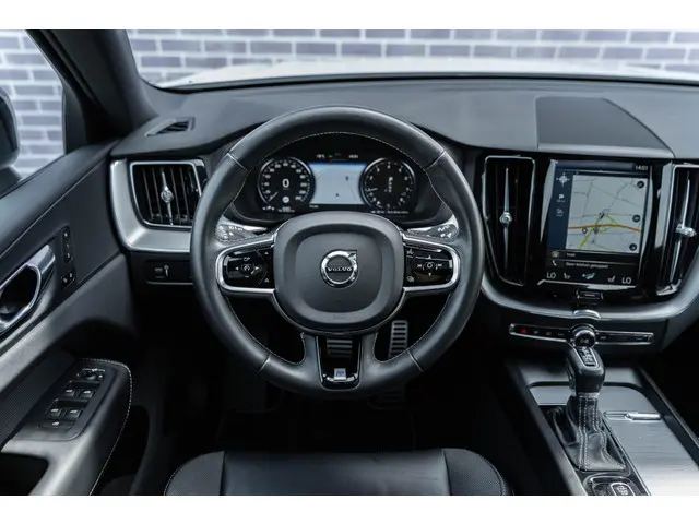 Volvo XC60 T4 Aut. R-Design 2020 Benzine 30