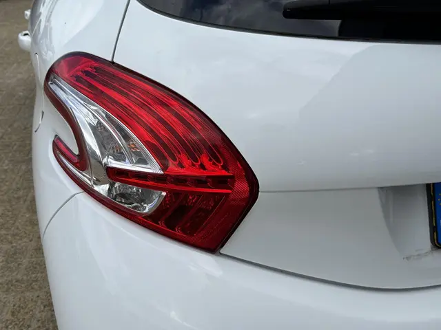 Peugeot 208 1.2 VTi Envy 2014 Benzine 19
