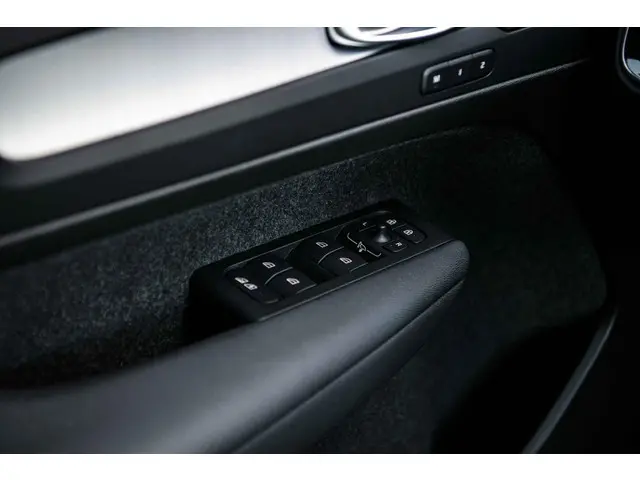 Volvo XC40 2.0 B4 Plus Dark 2025 Benzine 24