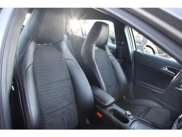 Mercedes-Benz GLA 180 Business 2018 Benzine 15