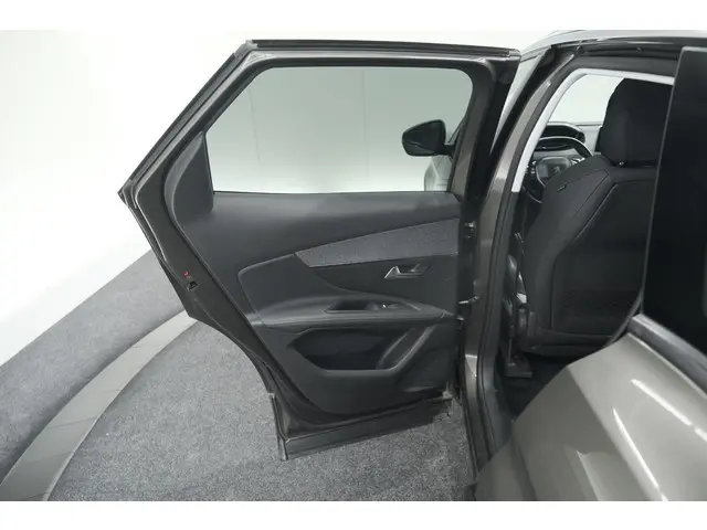 Peugeot 3008 PureTech 130 EAT6 Allure 2017 Benzine 67
