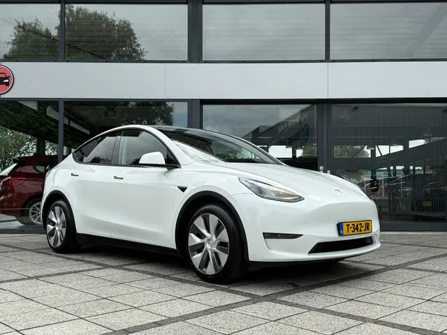 Tesla Model Y 2
