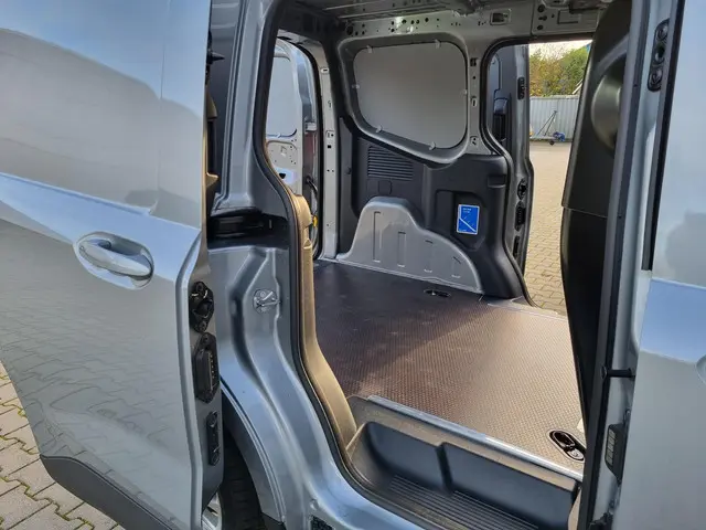 Ford Transit Courier 1.0 EcoBoost Limited 2024 Benzine 27