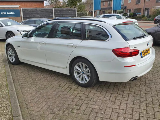 BMW 5 Serie Touring 528xi High Executive 2014 Benzine 36