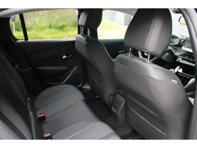 Peugeot 208 1.2 PureTech Allure Pack 2023 Benzine 12