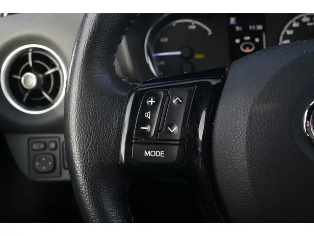 Toyota Yaris 1.5 Hybrid Premium 2017 Hybride Benzine 16